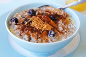 Slow Cooker Steel Cut Oats with Blueberries and Peaches