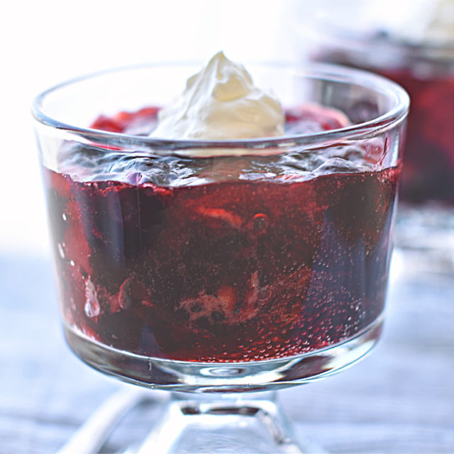 Very-Berry-Fizzy-Jell-O. So easy, filled with berries of your choice and a kick of fizz from club soda.